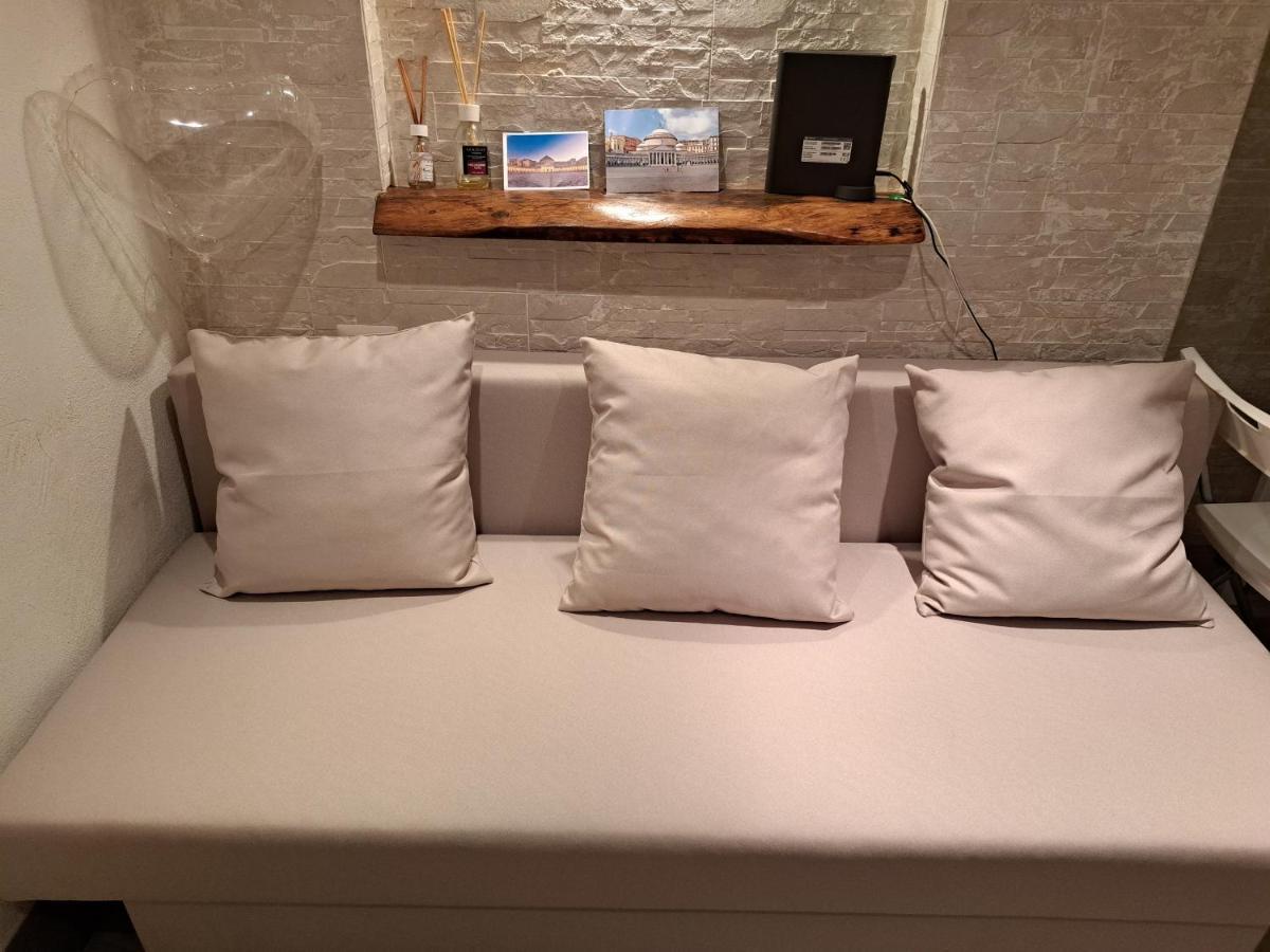 Ferienwohnung Toledo 27, A Due Passi Da Piazza Del Plebiscito Neapel Exterior foto